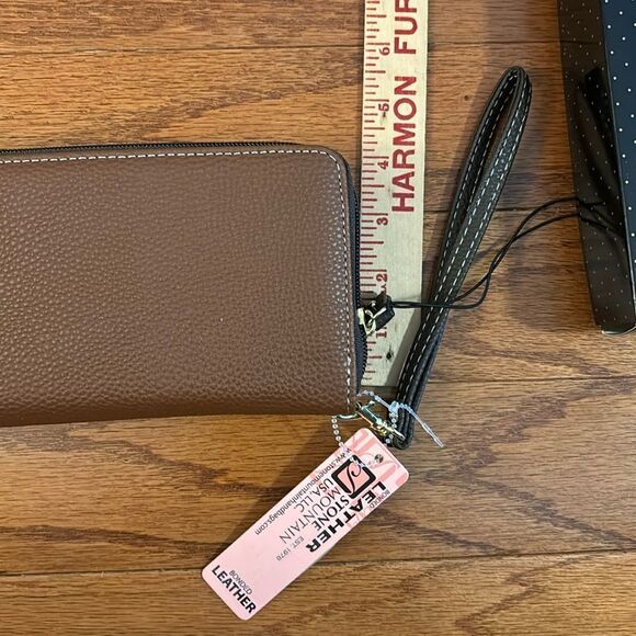 Stone Mountain Cornwall phone wristlet brown. NWT - Picture 4 of 10